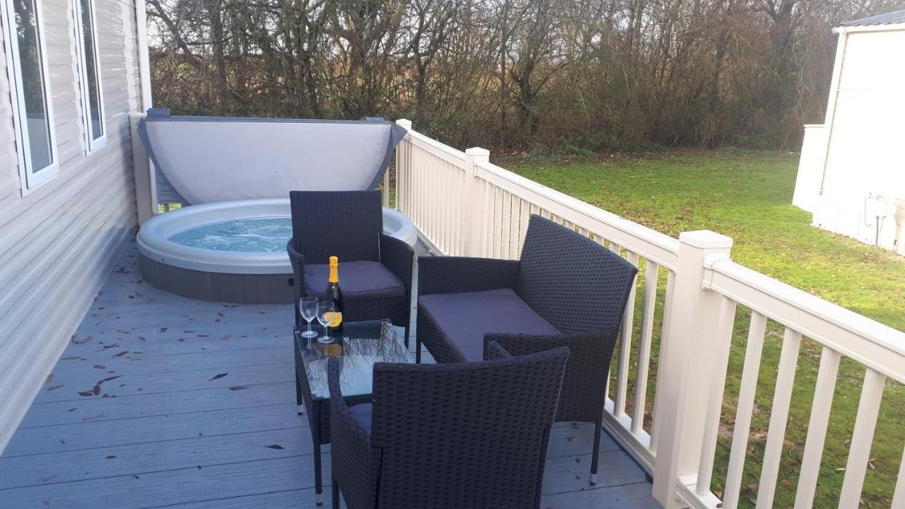 Ksr Hot Tub Holiday Home At Tattershall Lakes Ngoại thất bức ảnh